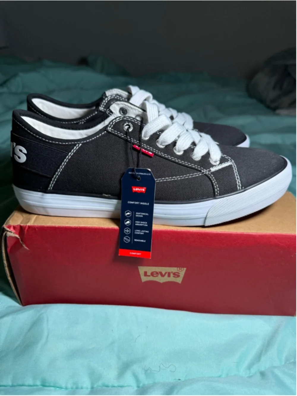 Women's Levi's Black & White Luna CT CVS Sneakers Size 8 - Picture 2 of 6